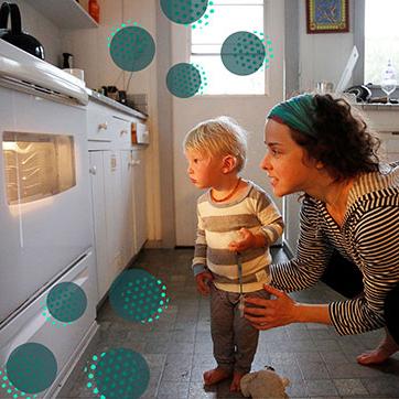 母亲和孩子透过烤箱的窗户往外看